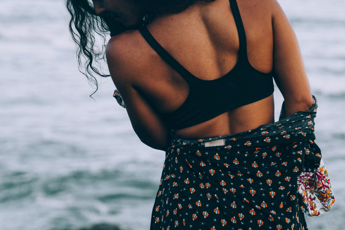 Floral beach wrap robe, independent photograph 1; styling props excluded. Photo: Brodie; Shopify Burst a-tanned-woman-in-a-beach-robe-stands-by-the-sea; Burst Some Rights Reserved. Editorial demo, not manufacturer endorsement.