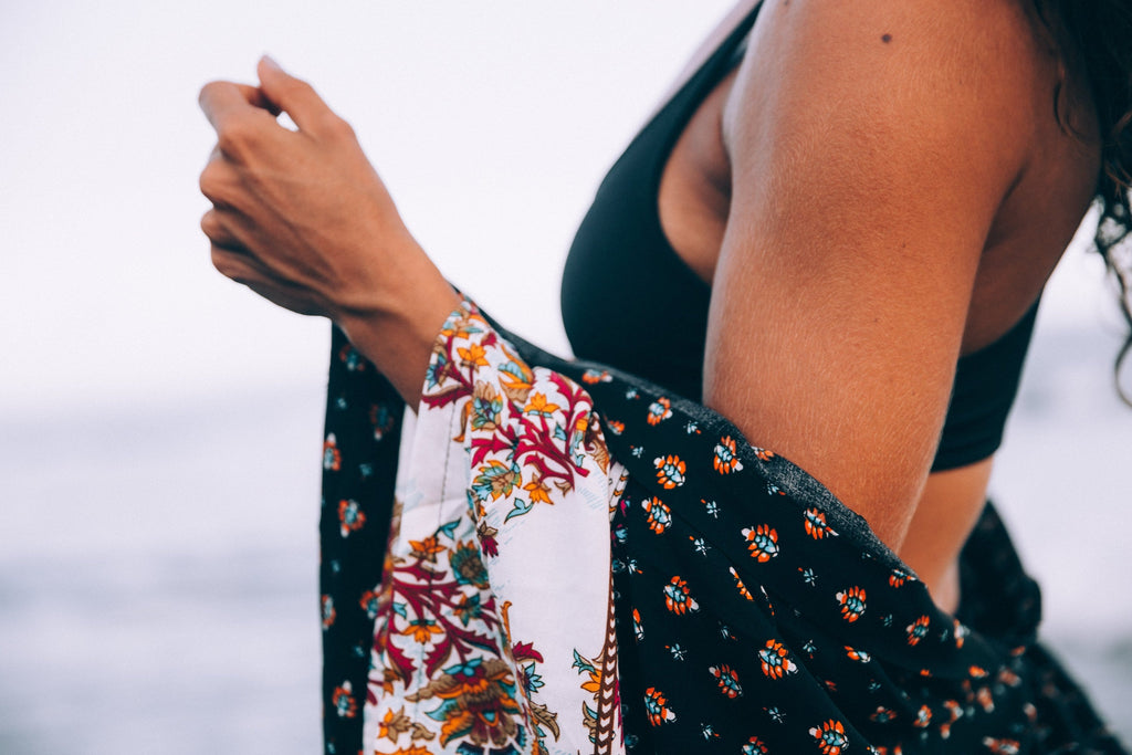 Floral beach wrap robe, independent photograph 2; styling props excluded. Photo: Brodie; Shopify Burst a-woman-at-the-beach-with-patterned-shawl-around-her-shoulders; Burst Some Rights Reserved. Editorial demo, not manufacturer endorsement.