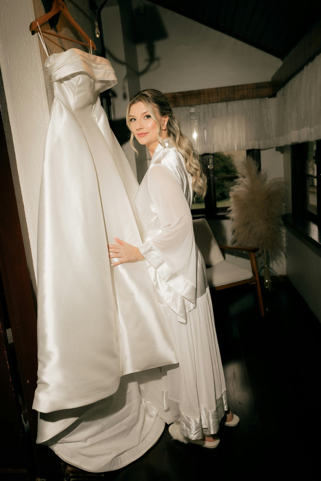Pearl — Long Robe — independent editorial photograph 3. Photo: Alexander Mass; Unsplash vFRm62yOeMI. Editorial demo, not manufacturer endorsement.