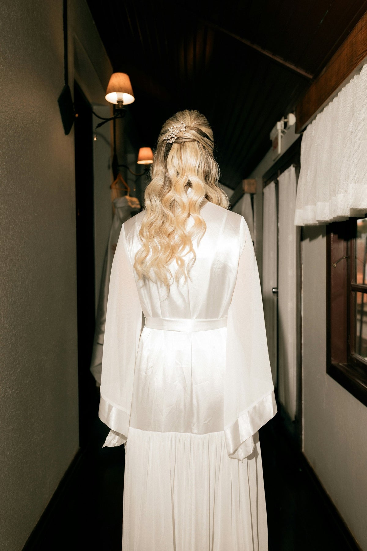 Pearl — Long Robe — independent editorial photograph 4. Photo: Alexander Mass; Unsplash k-bPr_Qh7b8. Editorial demo, not manufacturer endorsement.