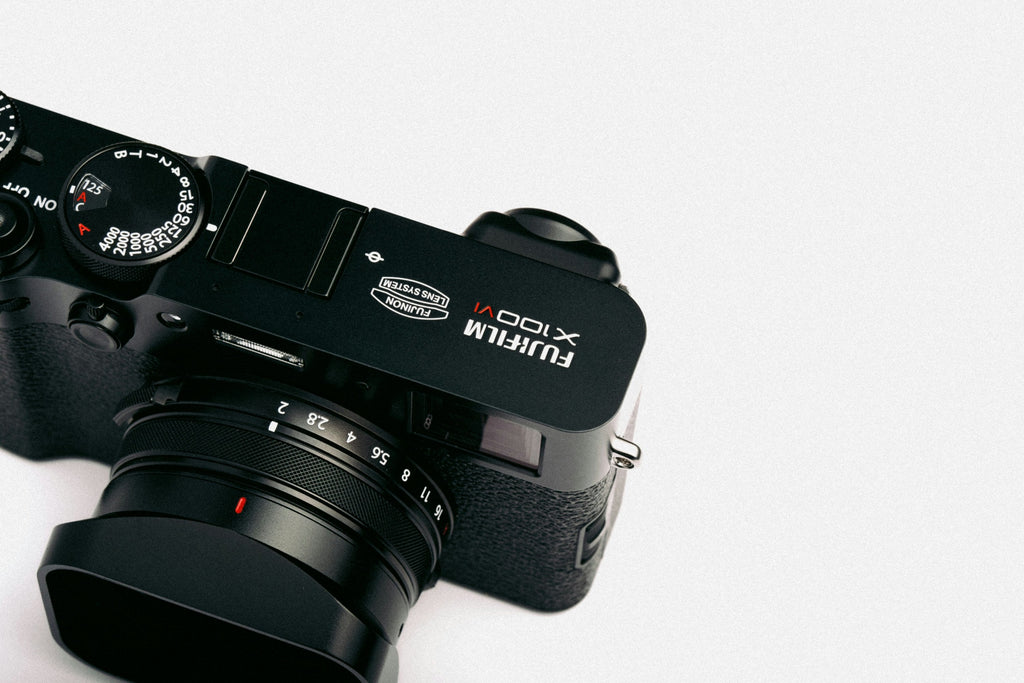 Black Compact Camera — photograph 2. Photo: Howard Bouchevereau; https://unsplash.com/photos/a-camera-with-a-lens-attached-to-it-m6tfxbC-wbo. Photographic demo.