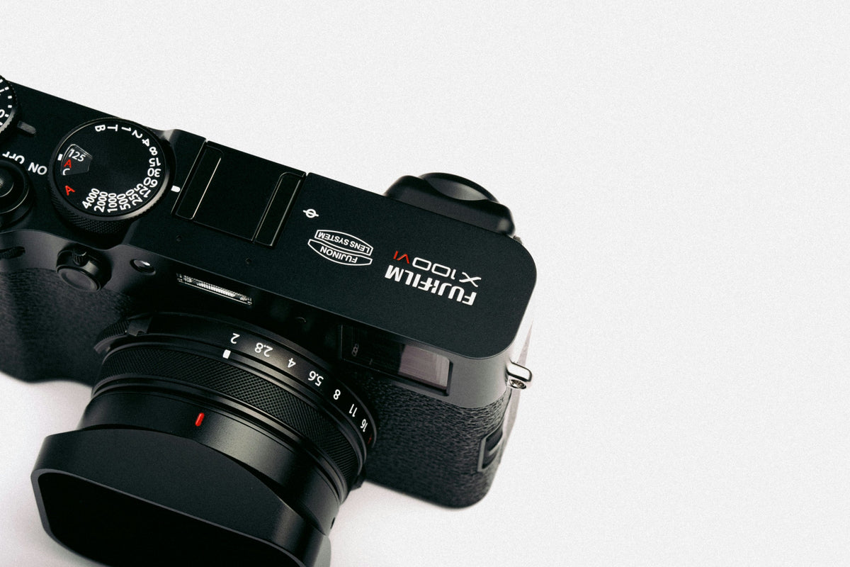 Black Compact Camera — photograph 2. Photo: Howard Bouchevereau; https://unsplash.com/photos/a-camera-with-a-lens-attached-to-it-m6tfxbC-wbo. Photographic demo.