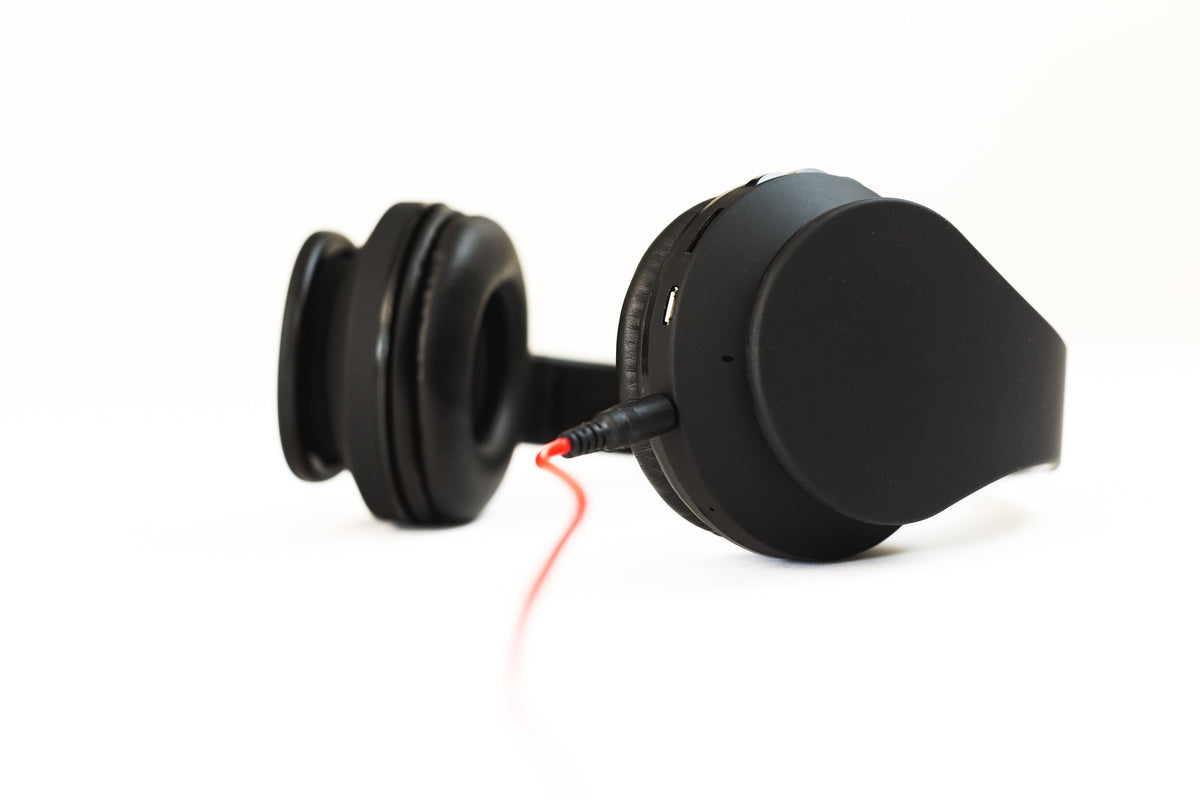 Black Over Ear Headphone — Photographic Demo — photograph 2. Photo: Matthew Henry; https://www.shopify.com/stock-photos/photos/black-headphones-closeup. Photographic demo.