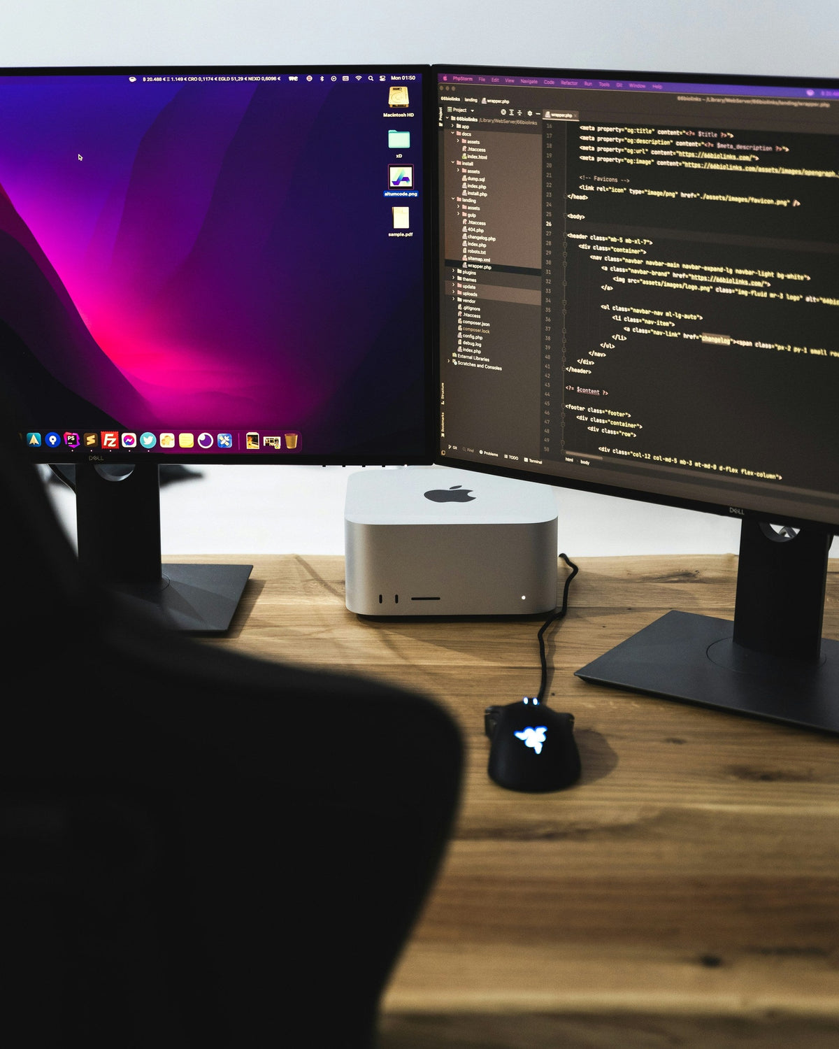 Desktop Monitor — Photographic Demo — photograph 1. Photo: AltumCode; https://unsplash.com/photos/a-computer-monitor-and-a-keyboard-g7UfI6Xsi7o. Photographic demo.