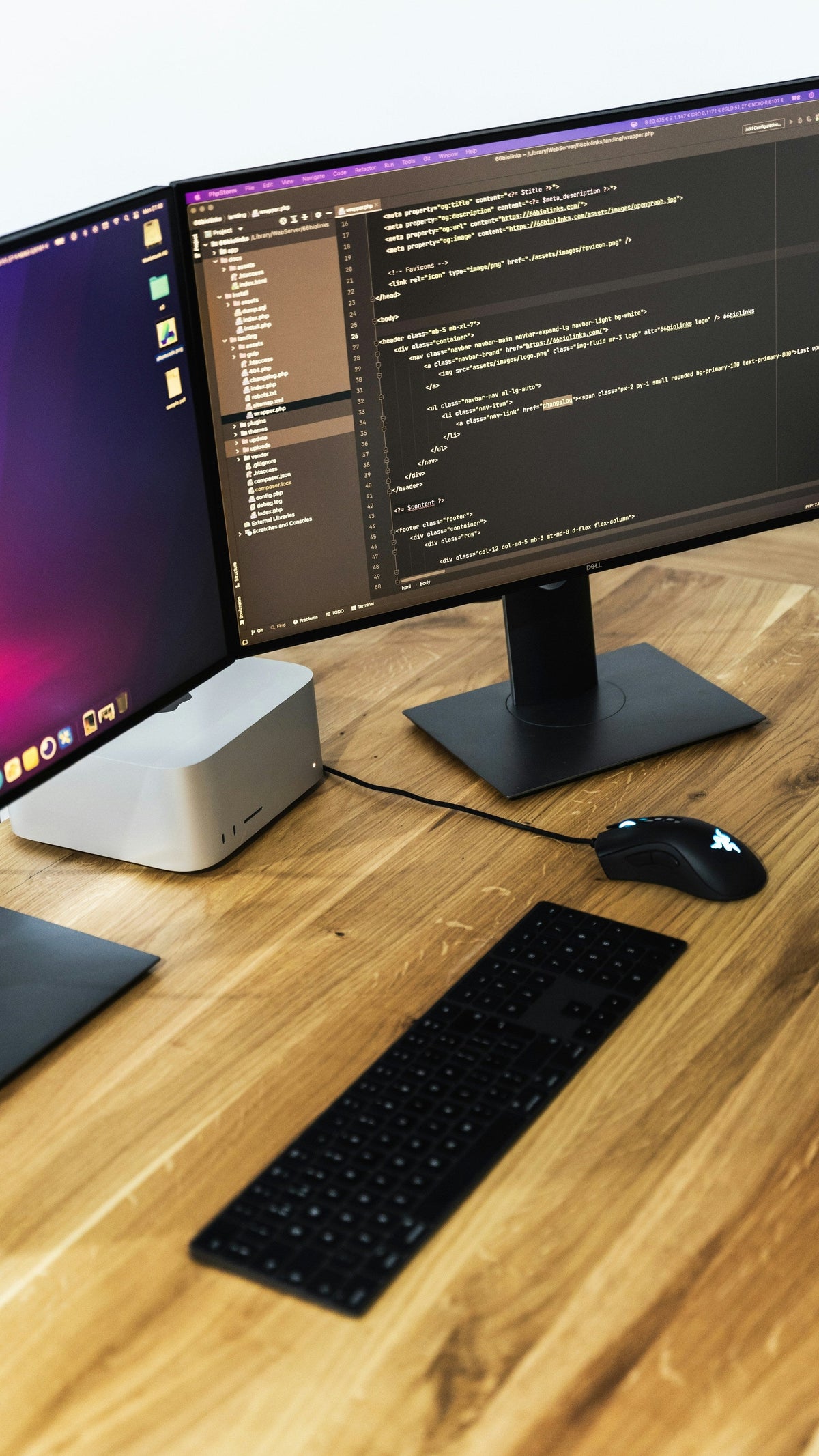 Desktop Monitor — Photographic Demo — photograph 2. Photo: AltumCode; https://unsplash.com/photos/a-computer-monitor-and-keyboard-ZqeN49AdPKo. Photographic demo.
