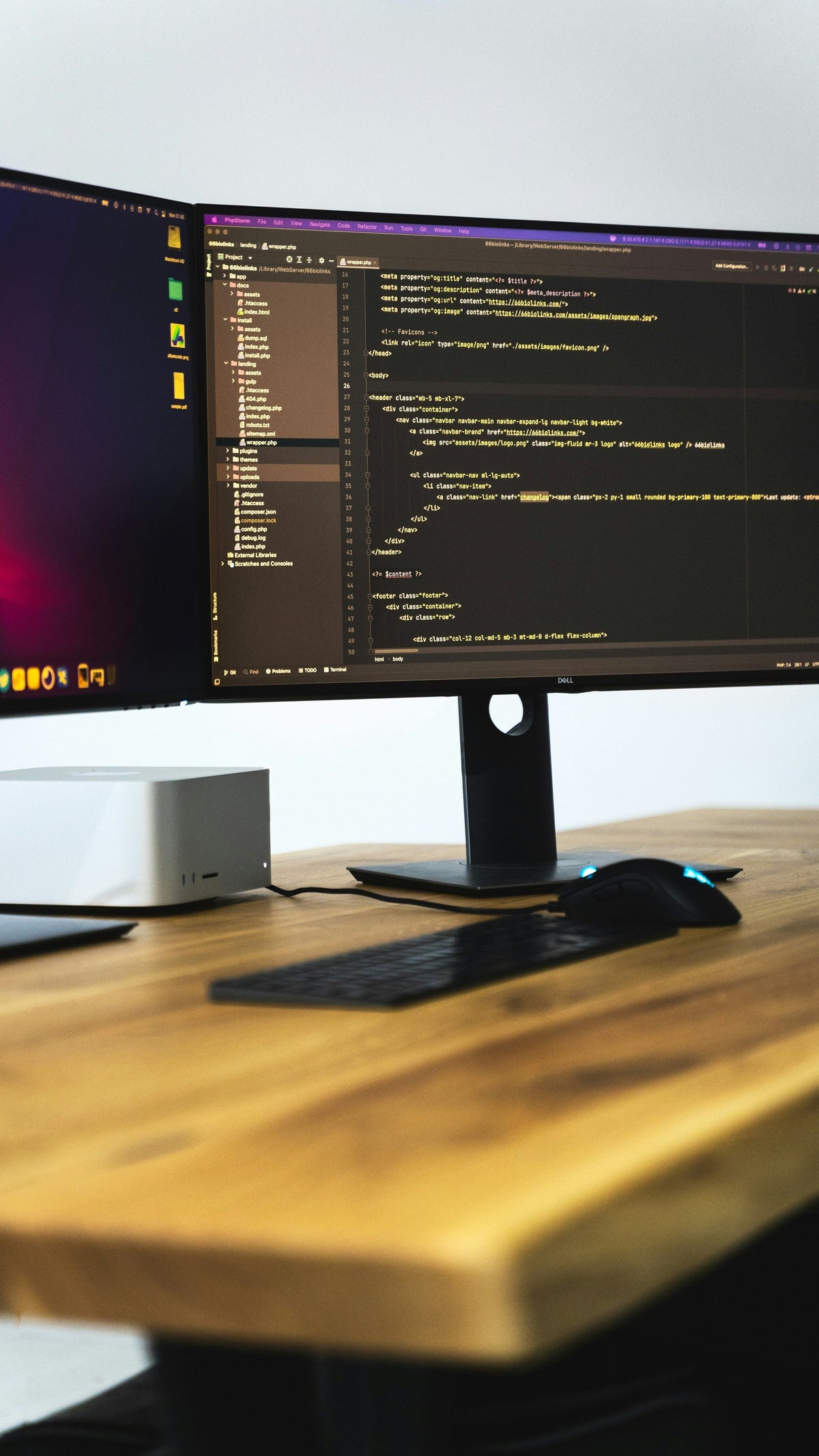 Desktop Monitor — Photographic Demo — photograph 3. Photo: AltumCode; https://unsplash.com/photos/a-computer-screen-with-a-black-keyboard-nmYpYotXgNs. Photographic demo.