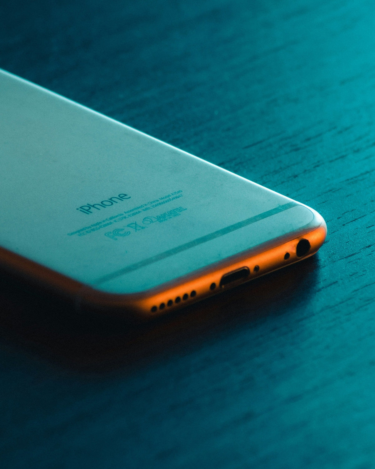 Rose Metal Phone — Photographic Demo — photograph 2. Photo: Luis Felipe Lins; https://unsplash.com/photos/silver-samsung-galaxys-6-edge-D9AzzyBhST4. Photographic demo.