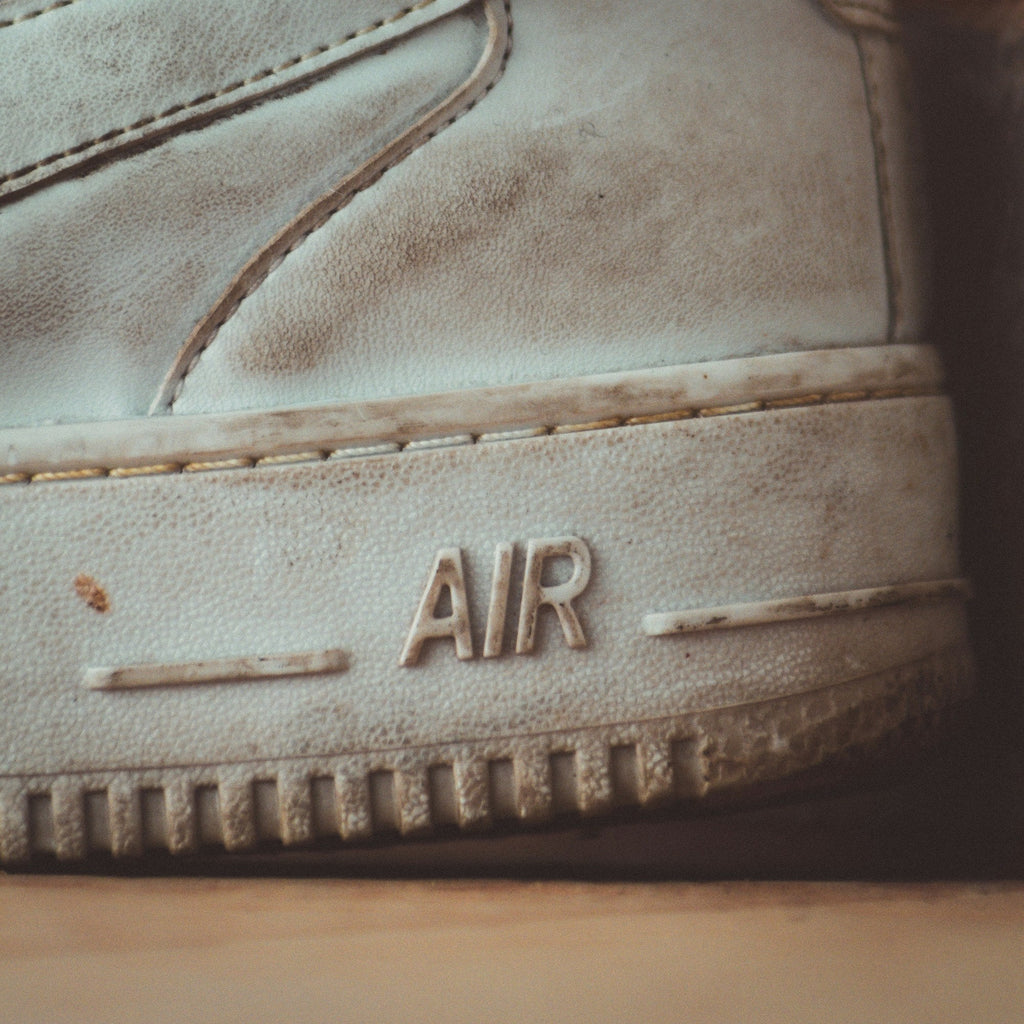 Cream Strap High Top — Photographic Demo — photograph 3. Photo: Luis Felipe Lins; https://unsplash.com/photos/5dlvsi8GMio. Photographic demo.