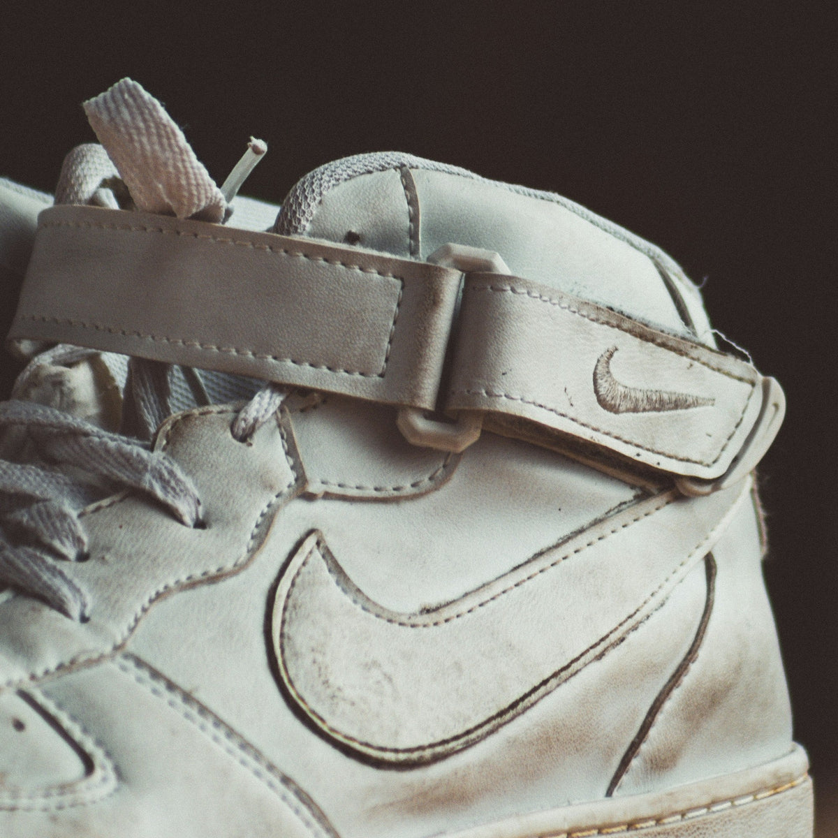 White High Top Strap — Photographic Demo — photograph 3. Photo: Luis Felipe Lins; https://unsplash.com/photos/white-nike-air-force-1-high-8mK-YvyOcSE. Photographic demo.