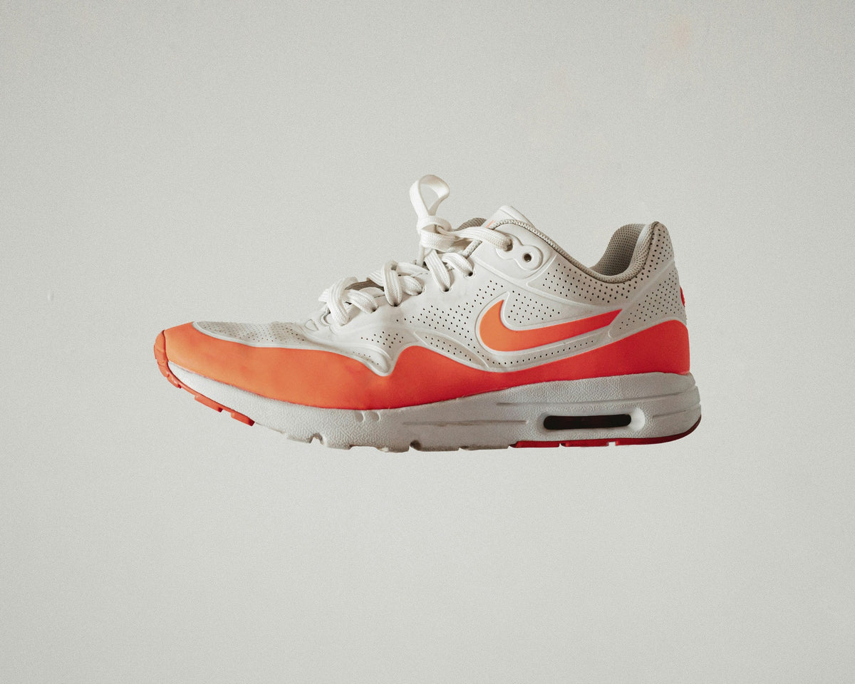White Orange Air Cushion — Photographic Demo — photograph 3. Photo: Luis Felipe Lins; https://unsplash.com/photos/white-red-and-black-nike-athletic-shoe-S6Cp3uN39_M. Photographic demo.